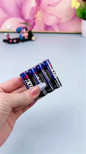 Produk tersebut merupakan sumber daya portabel berbentuk silinder kecil yang berfungsi menghasilkan energi listrik DC. Unit ini termasuk dalam kategori sel kering dengan teknologi elektrokimia berbasis karbon dan seng. 🔋 Spesifikasi & Rincian Tipe: Baterai primer sekali pakai. Tegangan: 1,5 Volt. Bahan: Zinc-Carbon (super heavy duty). Ukuran: Umumnya tersedia dalam pilihan AA (sedang) atau AAA (kecil). Fitur: Bebas merkuri dan kadmium untuk keamanan lingkungan. Daya: Dirancang khusus untuk pera