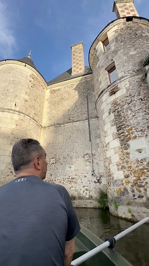 Viewing a castle up close from the moat is an interesting way to explore architecture. See the gunports on the walls? This castle endured a siege during the Hundred Years War. In preparation, arrow slits and gunports were carved for castle defense. 💡 Did you know you could stay at this castle and many other chateaux in France? Our online guide has a curated list of our top chateau and castle tour recommendations! Download yours from the link in our bio. 🏰 — #chateau #castle #chateaulife #castl