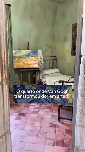 EXPLICANDO ARTES | OBRAS CLÁSSICAS on Instagram: "O quarto de Van Gogh — Arles, 1888 Este não é apenas um quarto. É um refúgio improvisado para uma mente em guerra consigo mesma. Entre paredes simples, uma cama estreita e poucos objetos, Van Gogh tentou organizar o caos interior com cores, linhas e repetição. Aqui, o descanso nunca foi silêncio, foi resistência. Cada móvel torto, cada tom vibrante, era uma tentativa de transformar dor em permanência. O quarto não acolhe. Ele confronta. Mostra qu