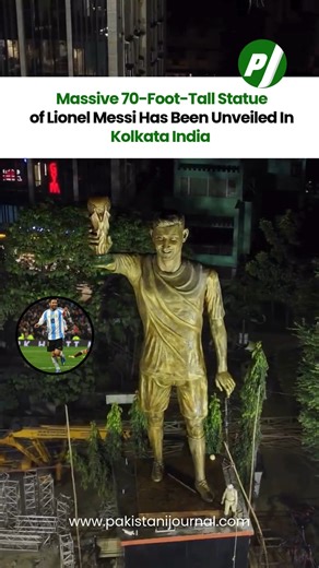 A towering 70-foot statue of football legend Lionel Messi has been unveiled in Kolkata, India. The impressive structure has quickly become a major attraction for fans, celebrating Messi’s global impact and India’s deep passion for football. Credit :@BurnUnitX ( X ) #Pakistanijournal #LionelMessi #MessiStatue #Kolkata #India #FootballLegend #GOAT #SportsNews #ViralUpdate #TrendingNow | Pakistani Journal