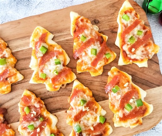 Christmas is almost here! Whip up festive, tree-shaped pizza bites, fun, easy, and perfect for parties, holiday dinners, or cooking with the kids. Check out the recipe here ➡ https://walkingonsunshinerecipes.com/mini-pizza-appetizers-2/ | Easy Family Recipes by Walking on Sunshine Blog | Facebook