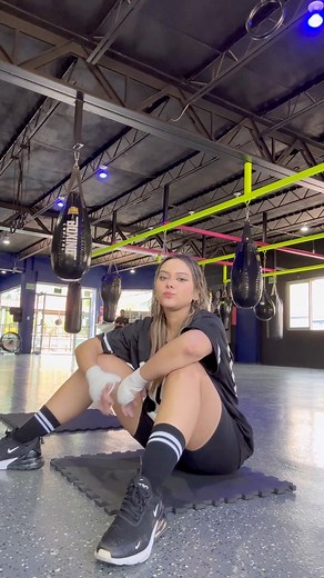 Me estoy preparando para La Velada de Boxeo en Madrid. Es mi quinto entrenamiento, aún falta mucho por aprender pero estoy muy feliz y emocionada de seguir avanzando en este camino 🥊 | Ama Blitz