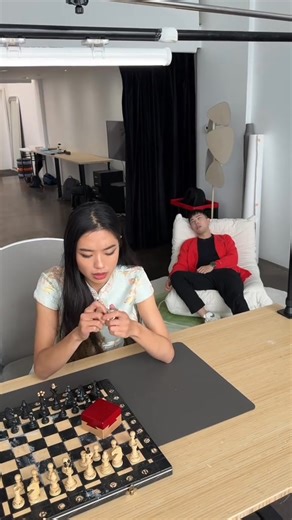 woman grandmaster attempts 3D puzzle (gone wrong) 藍藍 #grandmaster #streamer #puzzle #twitch #chess #hafu #youtuber #chesstok | Akanemsko.official | Facebook