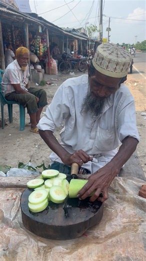 "Amazing 80-year-old Grandpa’s world No. 1 cucumber cutting skills!