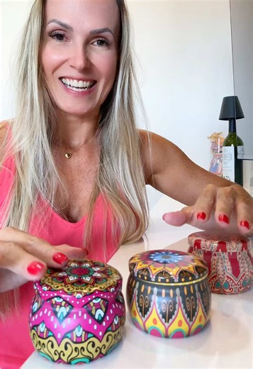 Velas perfumadas e decorativas, pintadas na latinha no estilo mandala! Lindas para decorar e presentear! #velas #velasaromaticas #velasdecorativas #velasperfumadas #vela