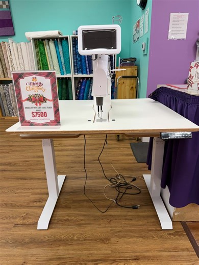 ✨ Holiday Deal Highlight! ✨ Meet the Handi Quilter Amara ST with the lift table and yes, she’s ready to come home with YOU. We’ve marked our beautiful floor model down to $7,500 (regularly $9,999)… and she is stitching like a dream. If you’ve been thinking about upgrading your quilting setup for 2026, this is the moment. The table machine combo at this price? It doesn’t happen often. Come see her in person at the Collinsville shop and take home your new favorite toy. First come, first sew. | Ose