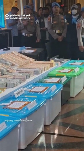 Polisi Pajang Puluhan Emas Batangan dan Uang Dolar Hasil Penggeledahan