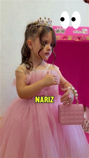 ¡Esta niña pequeña es como una muñeca Barbie! 🎀👧