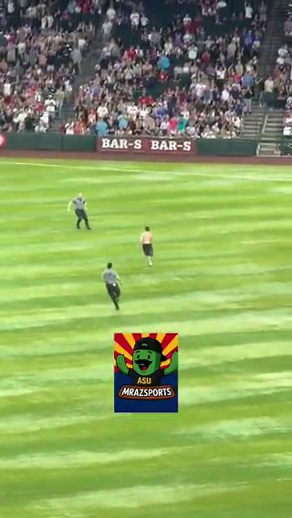 Streaker at the Diamondbacks game made the security guard look silly 🤣