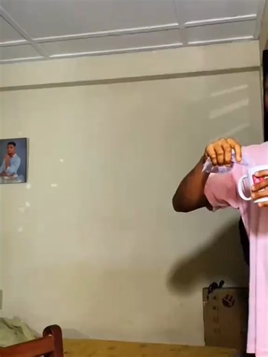Yes—you can drink up to 2 litres of water a day and still feel dehydrated. In this video, I explain why hydration is not just about water, but about electrolyte balance, absorption, and how your body actually retains fluids. You’ll learn: • Why plain water is sometimes not enough • How electrolytes help your body stay hydrated • What to do if you feel thirsty despite drinking water This is hydration explained through a Nutrition Lens—science, not myths. Save this and share it with someone who’s 