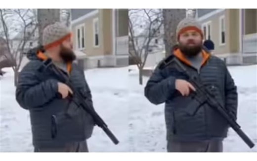 Hombre armado custodia su vecindario para impedir redadas del ICE