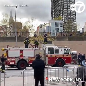 Firefighter serenades New York hospital staff with a guitar rendition of Star-Spangled Banner. ❤️🇺🇸 https://7ny.tv/3fcLEbw | ABC7NY