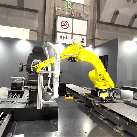 Introducing the FANUC M-710iD/70, successor to the M-710iC/70! With its curved arm and 70 kg payload capacity, it's a game-changer in automation. Witness its prowess in real-time visual flexing as it effortlessly picks up seats and places them inside cars – all without a pulse coder. Powered by iRVision cameras, it tracks car movements for seamless motion compensation. Find more information about this model here: 👇 ✅ #FANUC #Robotics #Innovation #Automation | FANUC Europe