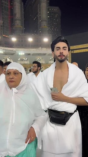 Mashallah apni maa k sath umrah Kia aj ..🕋❤️🤲#foryou #foryoypage #100k #tiktokpakistan #viralvideo #fyp #foryouu #arhamabbas #viral #muslim #muslim