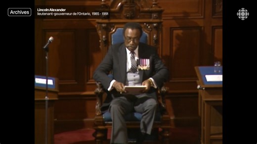 Lincoln Alexander a lutté toute sa vie contre la discrimination raciale au Canada. Avocat et homme politique, il est le premier Noir à avoir été élu au Parlement fédéral en 1968. Il y a 40 ans, le 20 septembre 1985, Lincoln Alexander était assermenté comme lieutenant-gouverneur de l'Ontario et devenait le premier Noir à occuper cette fonction au Canada. Source : Ce soir, 4 septembre 1985 Animatrice : Marie-Claude Lavallée Journaliste : Denis-Martin Chabot | Les Archives de Radio-Canada