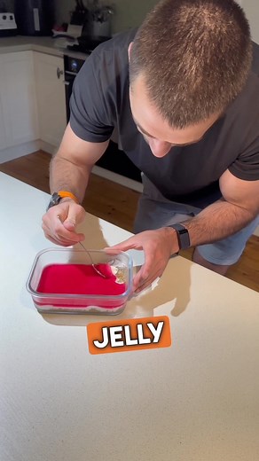 Jelly Slice Overnight Weetbix 🤤 This is a great way to make an already high volume meal even more high volume haha! It’s almost like eating a trifle which fits in nicely with this time of the year 🎅 Ingredients: 2 x weetbix 100g x high protein greek yoghurt (Chobani) 15g x Vanilla Ice Cream 3 Pillar Protein 125g (serving size) x Lite Aeroplane Jelly (raspberry flavour) Dash of water Optional toppings: Fresh fruit (I used strawberries and blueberries) and peanut butter (because I could add pean
