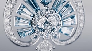 4.3K views · 241 reactions | Like shimmering crystals in the winter sun, the brilliant-cut diamonds in a fils couteau mount of this new Promenades Impériales High Jewellery necklace drape across a fully-articulated white gold mesh and seem to set off on a languid dance. #LesMondesdeChaumet | Chaumet | Facebook