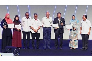 Malaysia PM Najib announces RM2.9 billion for bumiputra SMEs