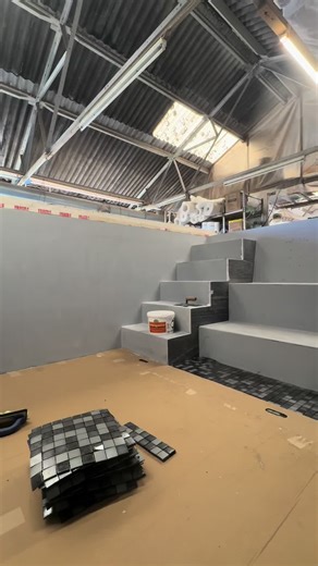 Seating / step end of this 8 x 3 pool using 40mm mosaic tiles #swimmingpool #pool #spa #tiles #mosaico #tiler #poolguy #luxury #fyp #work #getitdone #saudi @Thepoolguyml 😎