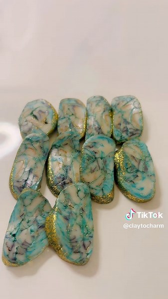 Made these earrings with alcohol ink on translucent clay! The final look is always a fun surprise 😮☺️ #clay #clayfashion #clayearrings #etsyseller #handmadegifts #polymerclay #earrings