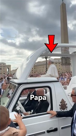The Pope stopped the car and nobody understood why 👶✨