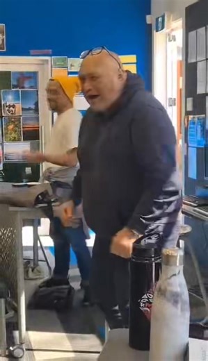 Rā kē, ko te tikanga taketake o te haka Ruaumoko. Nā tōna Papa a Anaru ngā whakamarama. | Radio Ngati Porou