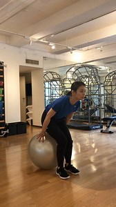 石田ゆり子 Yuriko Ishida on Instagram: "簡単そうでなかなか難しい。 ボールの上で静止して座る😆‼️"