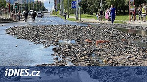Havárie vody uzavřela Švehlovu ulici v pražské Hostivaři, nejezdily tramvaje - iDNES.cz