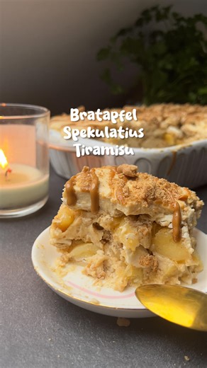 Gina Marie Grimm on Instagram: "Steht dein Weihnachtsdessert schon oder hat das hier eine Chance? ✨🥹 Rezept (6-8 Portionen/~ 17x27 cm Form) Ca. 1 Kg Äpfel 1 EL pflanzliche Margarine 1,5 TL Ceylon Zimt Eine Prise Salz 1 EL Ahornsirup oder Zucker Optional: 1 Päckchen getrocknete Orange oder die Schale von einer Bio Orange 🍊 500 g Sojajoghurt, Natur (oder Kokosjoghurt) 500 g Sojajoghurt, Vanille (oder Kokosjoghurt) 1 Packung Vanillepuddingpulver oder 40 g Speisestärke 100 ml pflanzliche Milch, z.