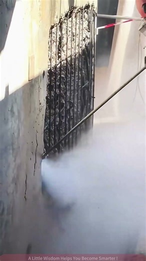 High-pressure water gun removes rust from hardened concrete wall! Demolition in action