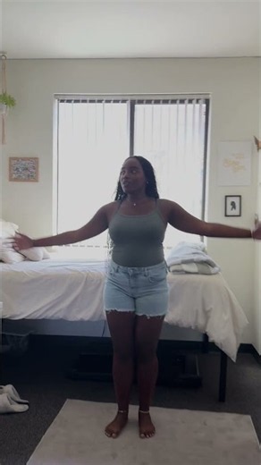 Mahogany's 25 second Dorm Tour