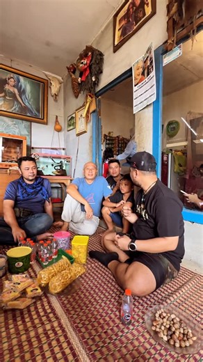 PANJI PETUALANG on Instagram: "Demi mendapatkan uang jajan, Dika rela mencari ular setiap hari di sawah lalu menjualnya ke Kang Mul @moelgolodogsato Meski terlihat berbahaya, aktivitas ini dilakukan dengan bimbingan dan pengawasan langsung dari Kang Mul. Alhamdulillah, semangat Dika untuk kembali bersekolah masih sangat kuat. InsyaAllah, setelah ini kami akan membantu agar Dika bisa melanjutkan sekolahnya kembali. 🤲"