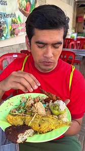 436K views · 9.7K reactions | #kotabharu umur 30 baru jumpa nasi kerabu gini Nasi Kerabu Selarr di kg Bade jalan PCB, gerai kecik jah tapi orang kg semua cari sebab Ibu Selar ni masak guna kayu Api Nasi Kerabu Selar ni ada lauk otak otak goreng tu rare sikit Lauk2 dapur kayu api pun banyak sini Gerai Ibu Selar Depan 7e kg Bade, depan Klinik Badang PCB Buka 4 petang hingga 11 ,cuti rabu #foodexploration #nasikerabu #cromboloniviral | Senok Perut | Facebook