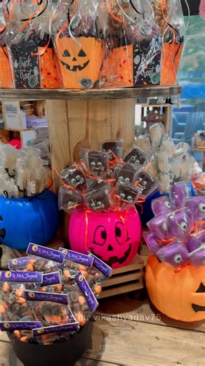 1.6K views · 26 reactions | Halloween chocolate gifts….some spooky, some cute…all delicious! #chocolatefun #chocolatecreations #ricekrispietreats #halloween #Halloween #halloween2025 #chocolate #chocolatelovers #watersedgechocolates #watersedgechocolatesexperience #picktnproducts | Water's Edge Chocolates Inc. | Facebook