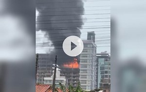 Fogo no alto de prédio em Porto Belo mobiliza 15 bombeiros; veja vídeo