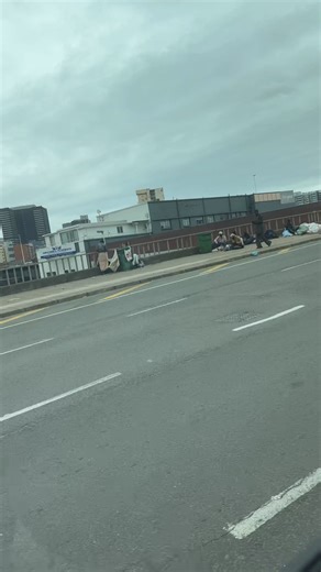 Kuthiwa abahlala emgwaqeni sebebuyile ebhrijini elingenela ngakuMoore Road eThekwini uma usuka ngaseMlazi. Emavikini adlule bashiselwe izakhiwo zabo abese bezibeke kuKhuzimpi Shezi Road basuswa khona Video: Ithunyelwe | Ezangempela - For Real