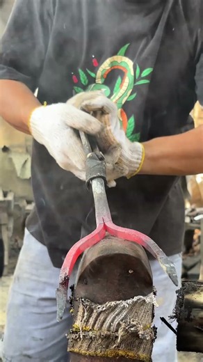 Forming and straightening the anchor #blacksmith #medievalblacksmith