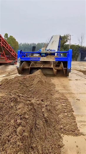 Conveyor belt factory on Instagram: "Spiral loading, unloading, and transfer to another stack. Loading conveyor #Scraping conveyor"