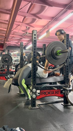 Destini 💛 | Powerlifter on Instagram: "Week 1 Bench 🌚 It was a weird one, but bench is bench and we’ll take what we can get. B: 2x4 (ish) @ 160 1x4 @ 165 Static Holds @ 215lbs"