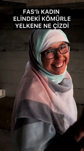 Sumud filosunun yelkenlerini el emeği ile nokta nokta çizen Fas’lı bir kadın. Hiç bir çıkar gözetmeksizin sanatını hayıra çevirmiş. Maşallah bu nasıl bir yetenek. Paylaşmazsam olmazdı. #maghrib #art #artsy #pictureoftheday #fashiondesigner