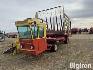New Holland 1049 Stackcruiser Self-Propelled Bale Wagon | Agriculture