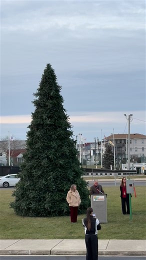 The Christmas Tree outside of the Wildwoods Convention Centeris officially lit! 🎅🏻🤶🏻🎄 | Wildwood 365