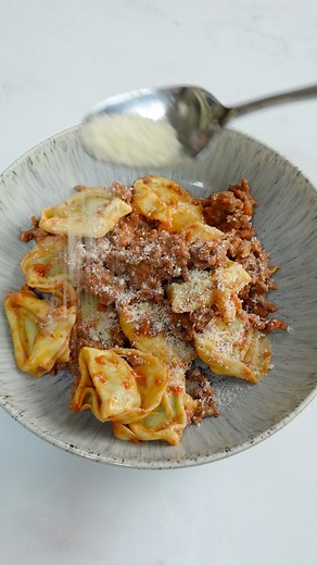 Here’s a super easy quick recipe perfect for when you need a family dinner on the table fast. The whole meal is ready in under 15 minutes, here’s how to make it 👇🏼 #easymeals #quickmeals #familymealideas #easyrecipes #mealprep #kidsmealideas #tortellini #budgetmeals #15minutemeal #20minutemeal #pastarecipe | Mealtime With Mummy