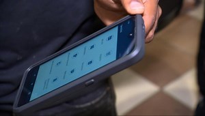 387K views · 8.4K reactions | Inmigrantes indocumentados llegaron en un autobús a Washington este miércoles, luego de que el gobernador de Texas dijera que los enviaría a la capital de EE.UU. para que su estado no tenga que cubrir las necesidades primarias de estos. Agentes de inmigración dieron a los indocumentados celulares con un sistema de seguimiento, para saber dónde están en todo momento y tenerlos vigilados. | CNN en Español | Facebook