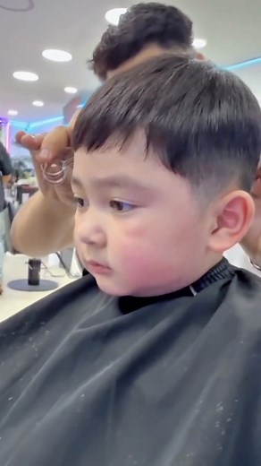 976K views · 14K reactions | Bữa nay Chang đi công tác . 2 ba con Gia Khang ở nhà tự chăm nhau , đưa nhau đi cắt tóc sành điệu chưa mấy cô 珞珞 | Chang.TV | Facebook