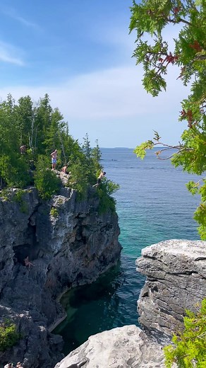 Located in Tobermory, ON, The Grotto is one of the most beautiful destinations to see in Ontario. With crystal clear turquoise waters, caves and limestone cliffs, it’s definitely worth making the trip. 😍 I also recommend checking out the town of Tobermory while you’re there! 🚗 : 3.5 hours from Toronto / GTA 🏕️ : You will need to book your camp site or parking spot ahead of time! There is a short 30 min hike from the Grotto parking lot. 🌊 : The water can be very cold even in the summer. Make