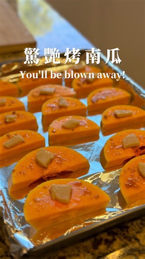 This roasted pumpkin recipe completely won me over I nearly finished a whole pumpkin myself! Crispy on the outside, soft and sweet inside. Totally irresistible! 這個做法讓我徹底愛上烤南瓜！不誇張，我幾乎一個人吃完了整顆南瓜，影片中使用BUTTERNUT SQUASH南瓜，Trader Joe‘s購入 食材 / Ingredients 南瓜 Pumpkin (cut into thick slices) 鹽 Salt 糖 Sugar – 1 tsp 黑胡椒 Black pepper (to taste) 無鹽奶油 Unsalted butter (small pieces) 做法 / Instructions 1. 將南瓜切成厚片。Cut pumpkin into thick slices. 2. 均勻撒鹽、糖、黑胡椒，每片放一小塊奶油。Season with salt, sugar, pepper. Place a small