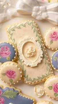Decorating cookies with wet-on-wet royal icing technique #royalicingcookies #baker #art #sugarart
