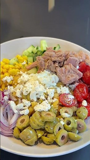 Protein-rich pasta salad... at an ALDI price. 😋 That's good for everyone.