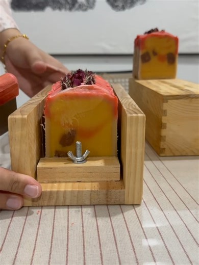Cutting process 🍯🌹 #soapmaking #soap #handmadesoap #cretive